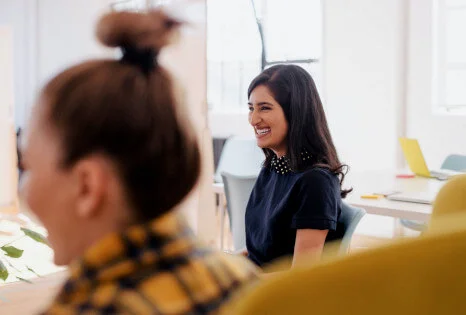 Photo d'une personne heureuse au travail