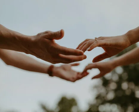 photo de mains prêtes à se tenir