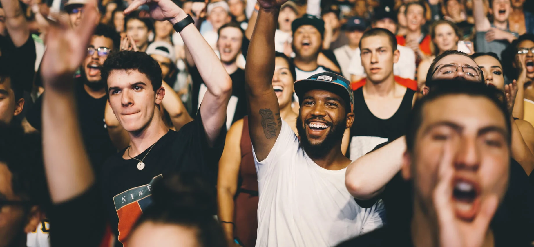 photo d'une foule souriante devant un concert