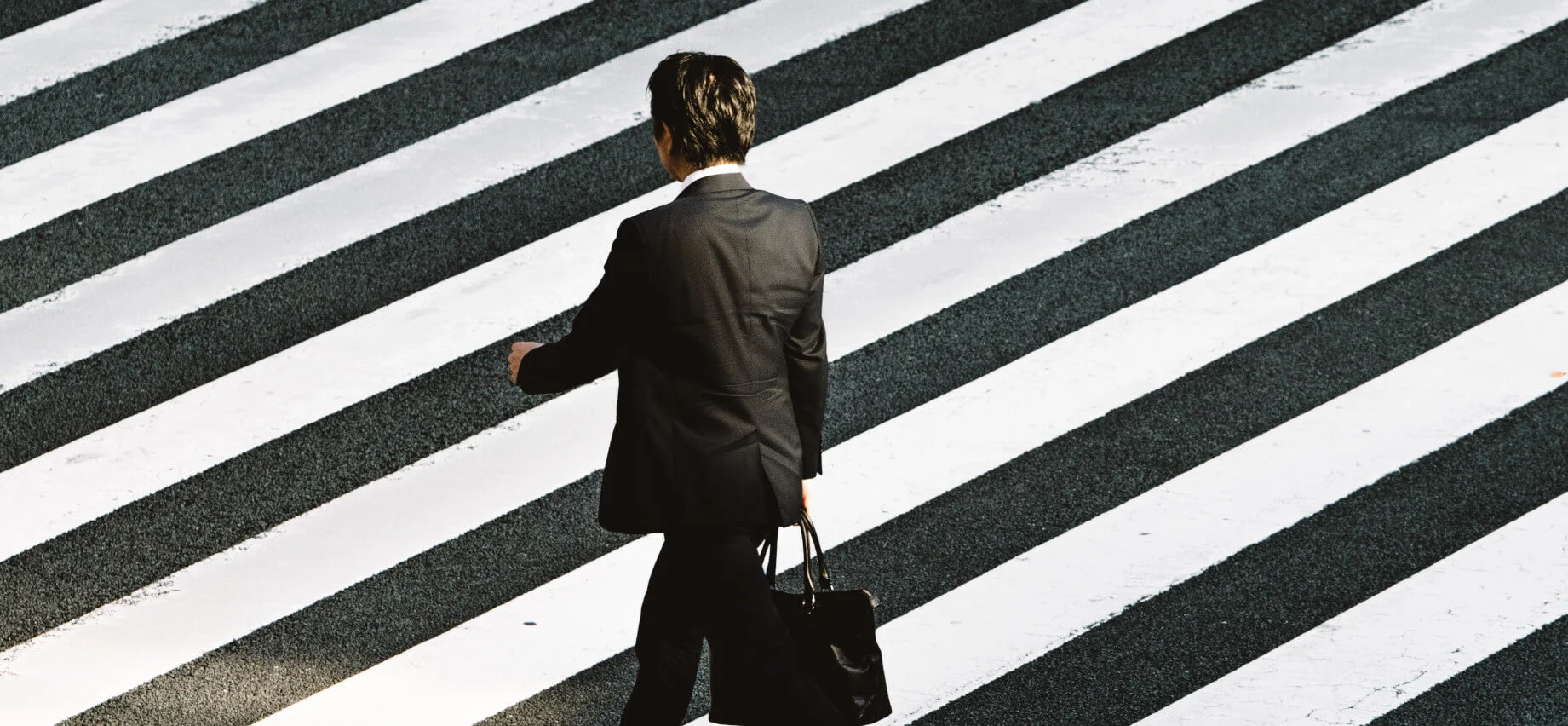 photo d'homme sur un passage piéton